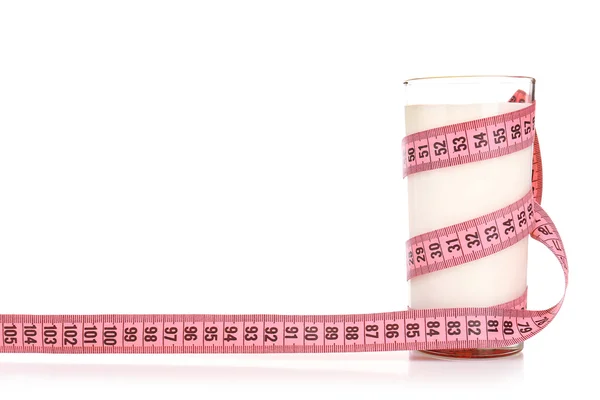 Vaso de leche con cinta métrica aislada en blanco — Foto de Stock