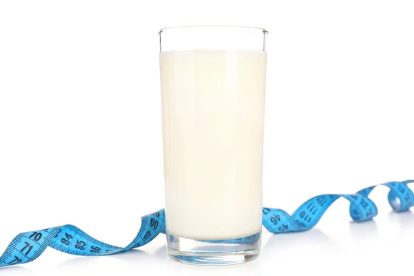 Verre de lait avec ruban à mesurer isolé sur blanc — Photo