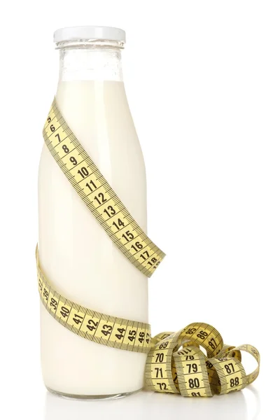 Бутылка молока с измерительной лентой, изолированной на белом — стоковое фото