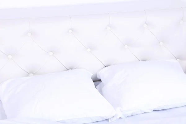 Bequemes weiches Bett mit Kissen — Stockfoto