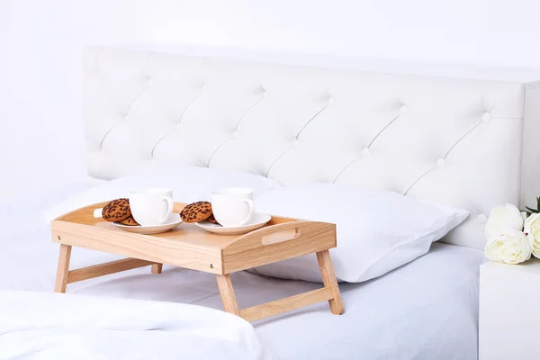 Kopjes koffie op de comfortabele zachte bed met kussens — Stockfoto