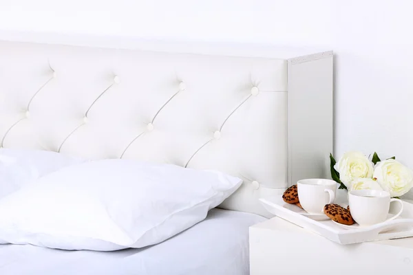 Cómoda cama suave con almohadas —  Fotos de Stock