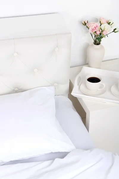 Bekväma mjuka sängen med kuddar — Stockfoto