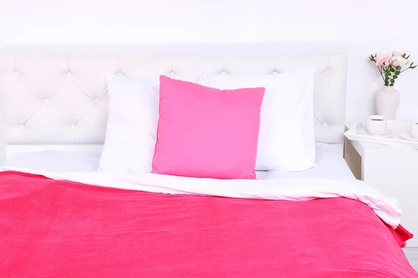 Cama macia confortável com travesseiros — Fotografia de Stock