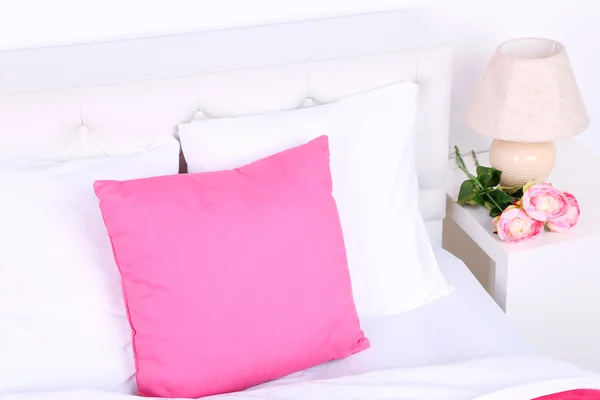 Cómoda cama suave con almohadas — Foto de Stock