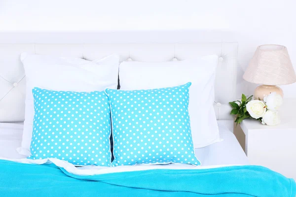 Cómoda cama suave con almohadas — Foto de Stock