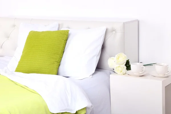 Bekväma mjuka sängen med kuddar — Stockfoto