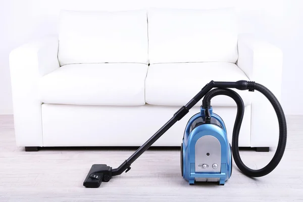 Aspirateur pour ranger le salon — Photo