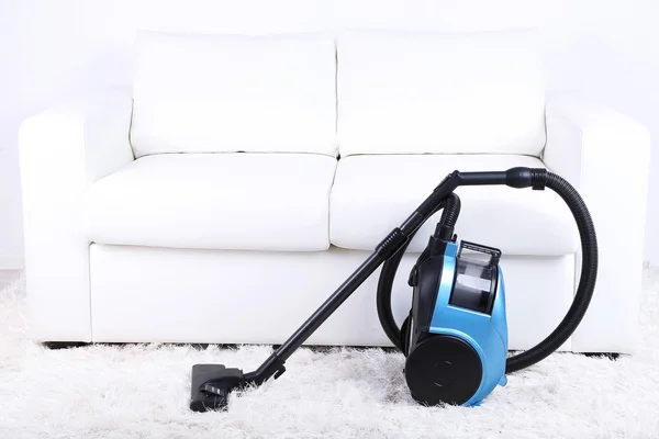 Aspirateur pour ranger le salon — Photo