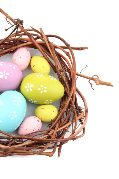 Huevos de Pascua en corona aislados en blanco —  Fotos de Stock