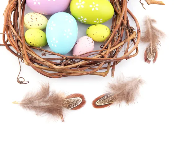 Huevos de Pascua en corona aislados en blanco — Foto de Stock