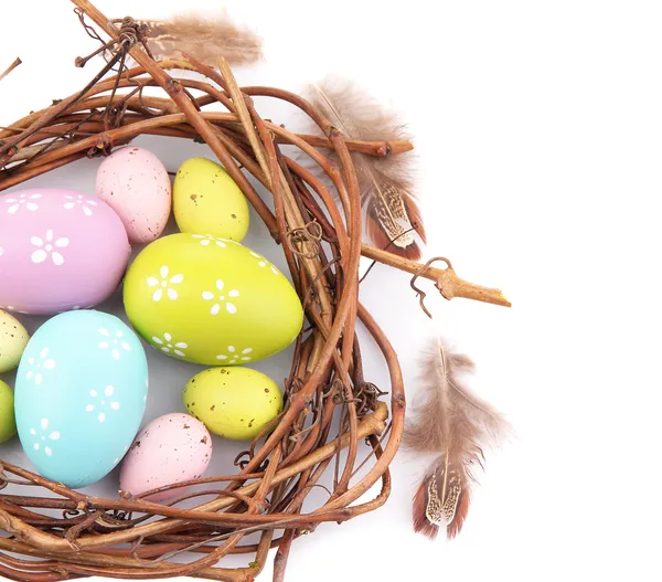 Huevos de Pascua en corona aislados en blanco —  Fotos de Stock