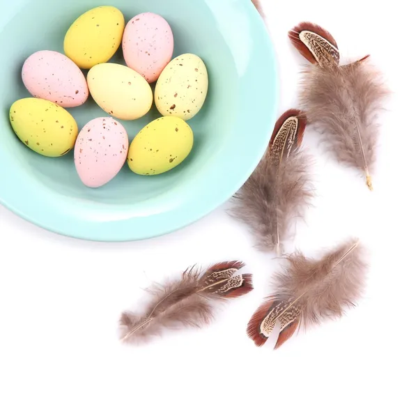 Kase ve dekoratif tüyleri beyaz izole Paskalya yumurtaları — Stok fotoğraf