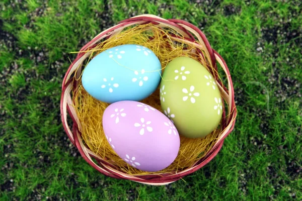 Velikonoční vejce v hnízdě na zelené trávě pozadí — Stock fotografie