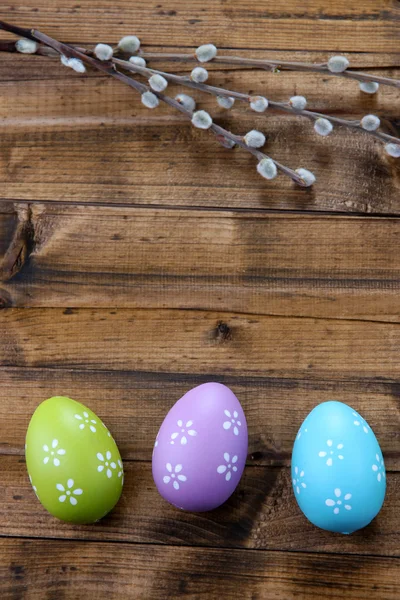 Huevos de Pascua y brote de sauce sobre fondo de madera —  Fotos de Stock