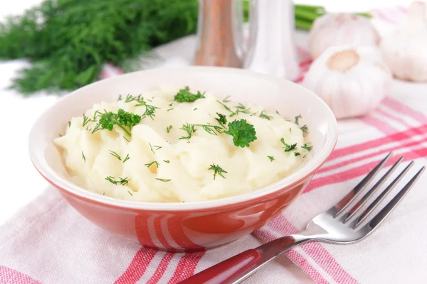 Delicioso purê de batatas com verdes na tigela na mesa close-up — Fotografia de Stock