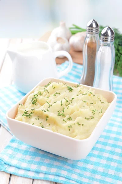 Delicious mashed potatoes with greens in bowl on table close-up — Stock Photo, Image