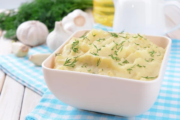 Смачна картопляне пюре з зеленню в мисці на столі крупним планом — стокове фото
