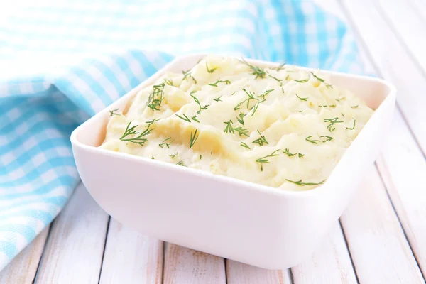 Delicioso purê de batatas com verdes na tigela na mesa close-up — Fotografia de Stock