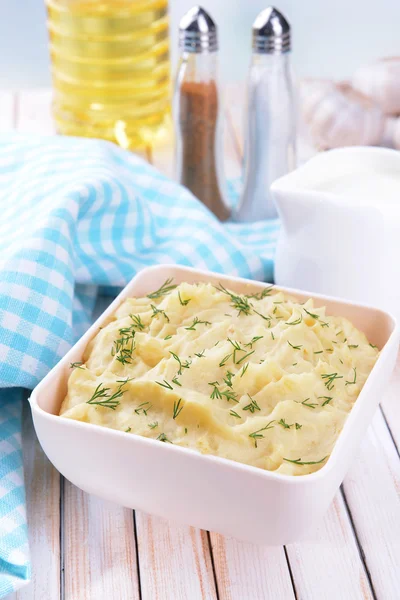 Delicious mashed potatoes with greens in bowl on table close-up — Stock Photo, Image