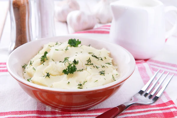Delicioso purê de batatas com verdes na tigela na mesa close-up — Fotografia de Stock
