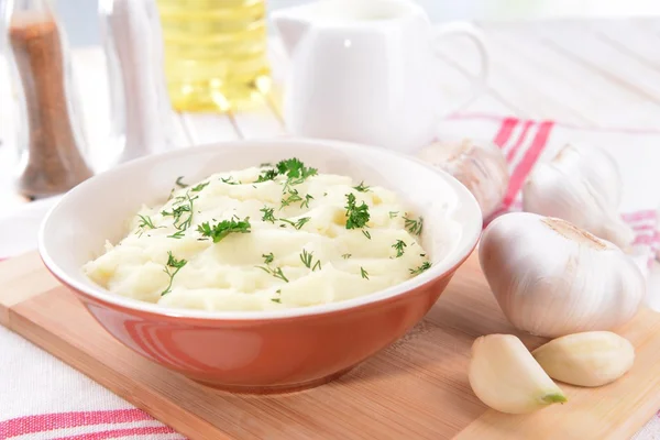 Delicious mashed potatoes with greens in bowl on table close-up — Stock Photo, Image