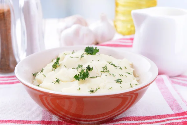 Läckra potatismos med Greener i skål på bordet närbild — Stock fotografie