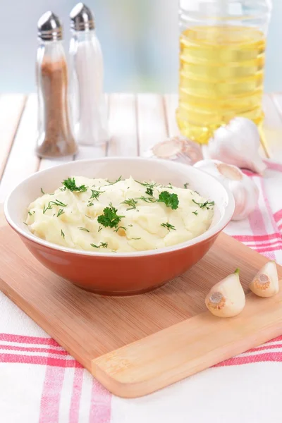 Lezzetli patates püresi ile kase üzerinde tablo yakın çekim yeşil — Stok fotoğraf