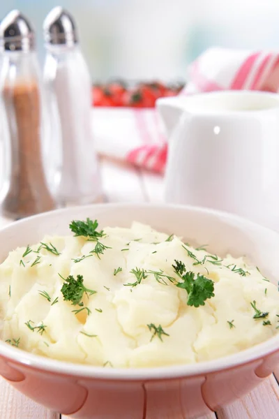 Delicious mashed potatoes with greens in bowl on table close-up — Stock Photo, Image