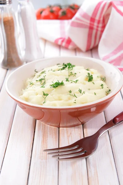 Delicious mashed potatoes with greens in bowl on table close-up — Stock Photo, Image