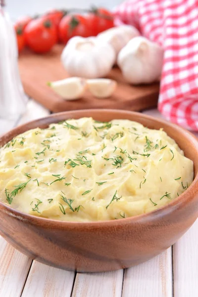 Delicious mashed potatoes with greens in bowl on table close-up — Stock Photo, Image