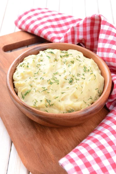 Delicioso puré de papas con verduras en un tazón en la mesa de primer plano —  Fotos de Stock