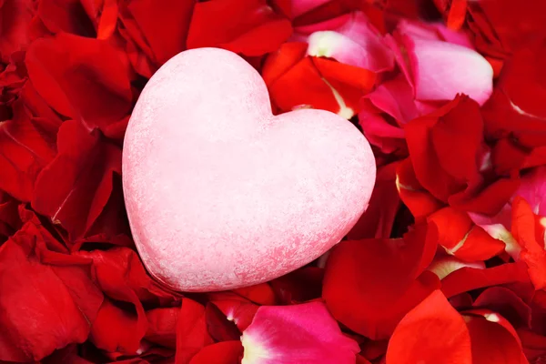 Pétalas de rosa vermelhas bonitas com coração, close-up — Fotografia de Stock