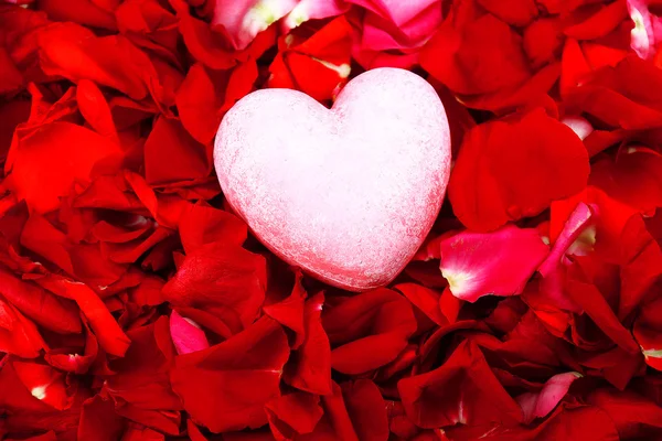 Hermosos pétalos de rosa roja con corazón, de cerca —  Fotos de Stock