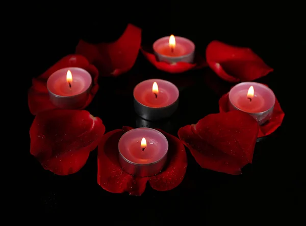 Belas pétalas de rosa com vela, no fundo escuro — Fotografia de Stock