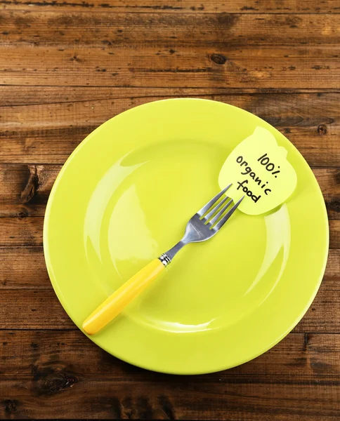 Σημείωση χαρτί με μήνυμα που συνδέονται με το πιρούνι, στο πιάτο, σε ξύλινο φόντο χρώμα — Φωτογραφία Αρχείου
