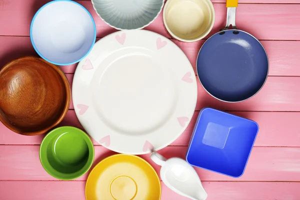Různé nádobí na dřevěné pozadí — Stock fotografie