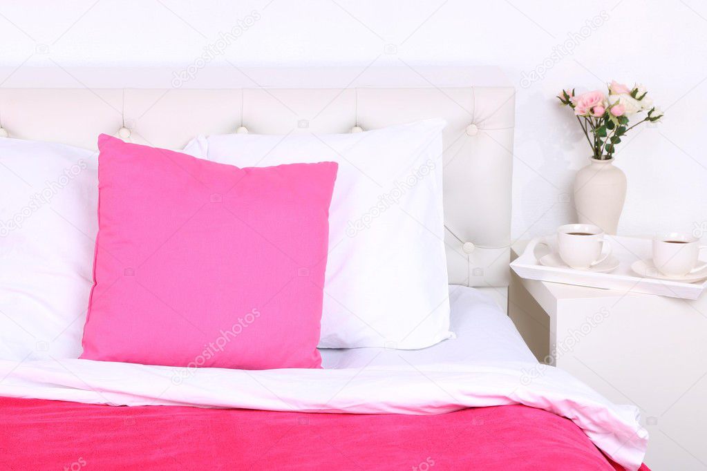 Bequemes Weiches Bett Mit Kissen Stockfotografie Lizenzfreie Fotos C Belchonock 43596877 Depositphotos