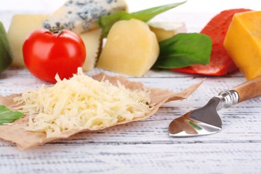 ahşap zemin üzerinde farklı İtalyan peyniri