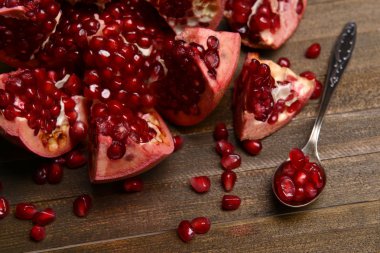 üzerinde tablo yakın çekim olgun nar