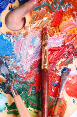 boya, fırça ve sanat paleti yakın çekim