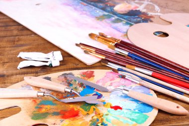 sanatsal ekipman: boya, fırça ve sanat paleti ahşap tablo