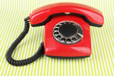 parlak zemin üzerine kırmızı retro telefon