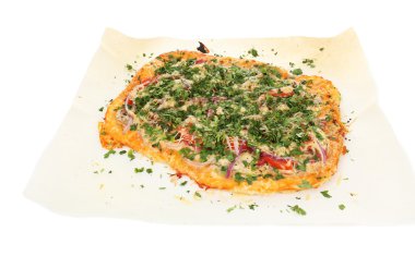 ev yapımı pizza pişirme kağıdı üzerine beyaz izole üzerinde