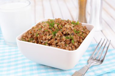 Tablo yakın çekim üzerinde kase haşlanmış buğday