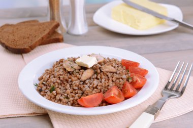 Tablo yakın çekim tabakta üzerine haşlanmış buğday