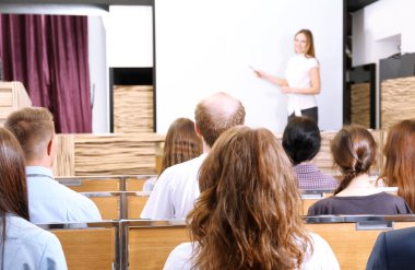 konferans salonunda toplantı