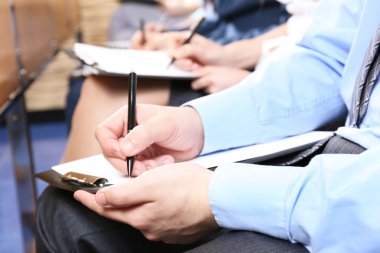 elleri kalem tutan ve notlar konferansı yapma