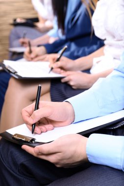 elleri kalem tutan ve notlar konferansı yapma
