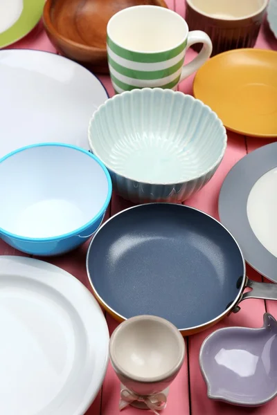 Различные посуда на деревянном фоне — стоковое фото